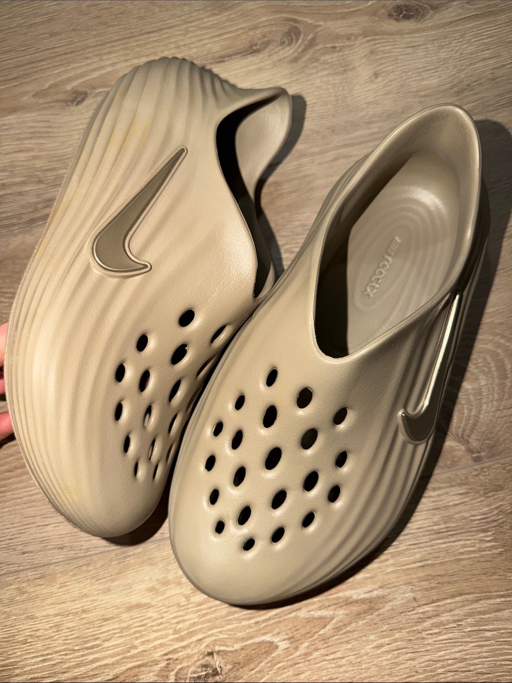 Nike Women/ Men/ Big Kids Sandal Clog in Beige with Metallic Swoosh